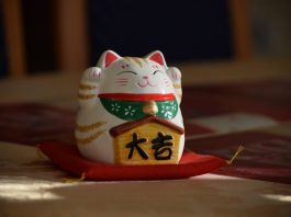 okimono cu Daruma și pisici