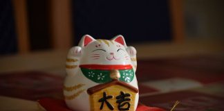 okimono cu Daruma și pisici