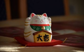 okimono cu Daruma și pisici